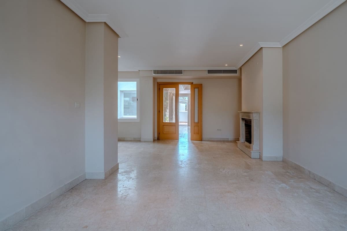 3 bedroom Semi-detached Villa for sale in New Golden Mile with pool garage - € 550,000 (Ref: 9823413)