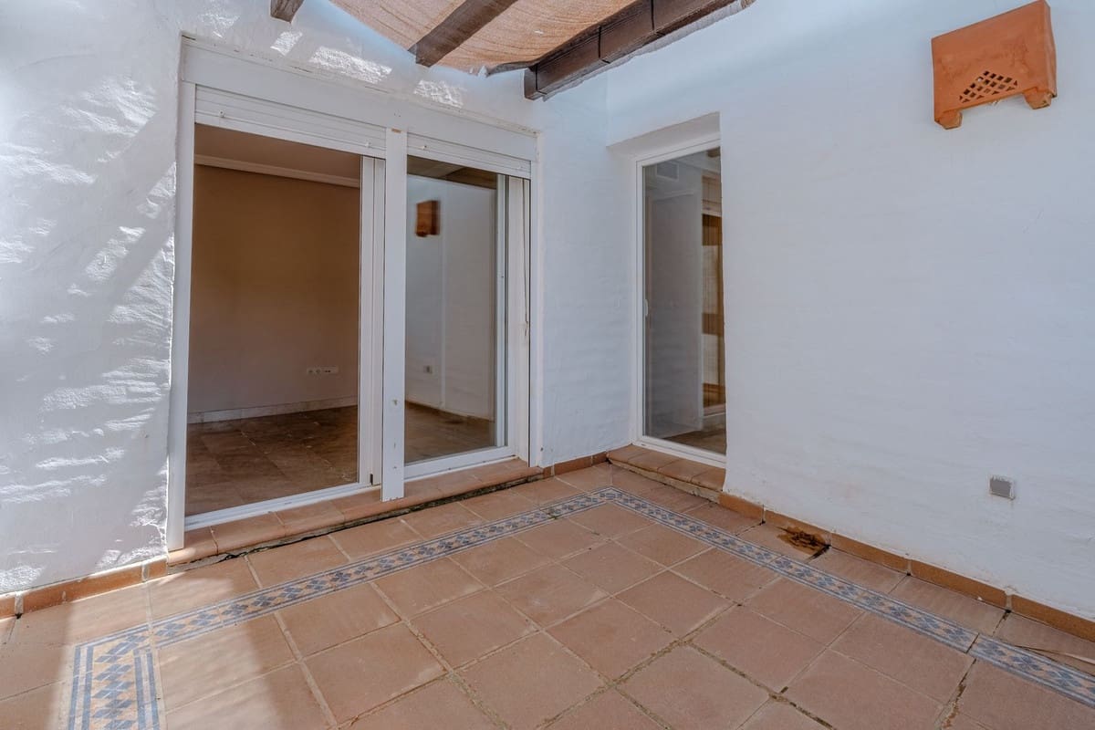 3 bedroom Semi-detached Villa for sale in New Golden Mile with pool garage - € 550,000 (Ref: 9823413)