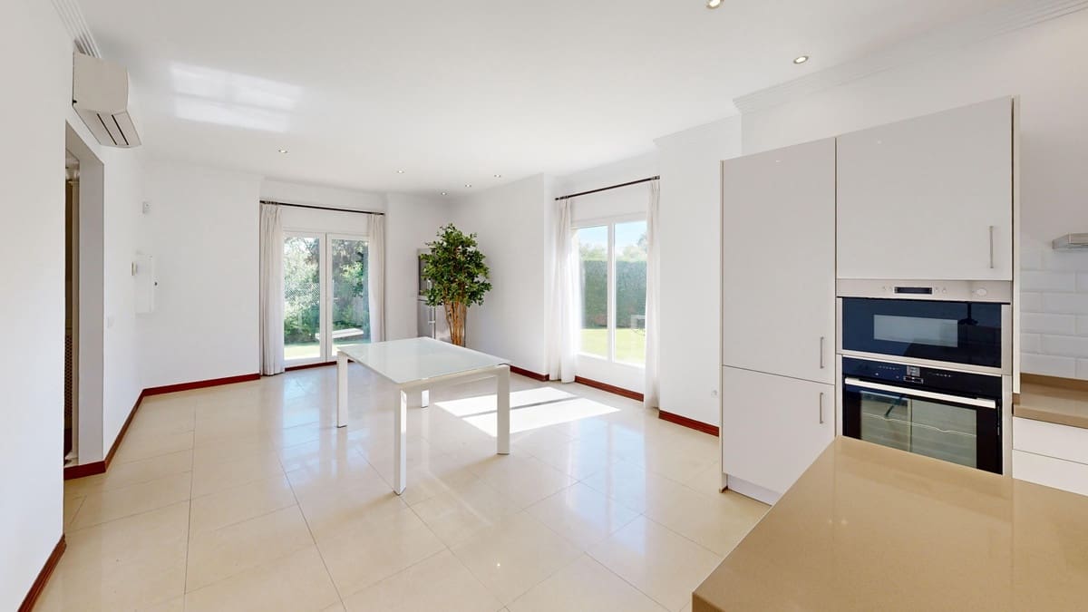 6 Zimmer Villa zu verkaufen in Sotogrande mit Pool - 1.550.000 € (Ref: 9823414)