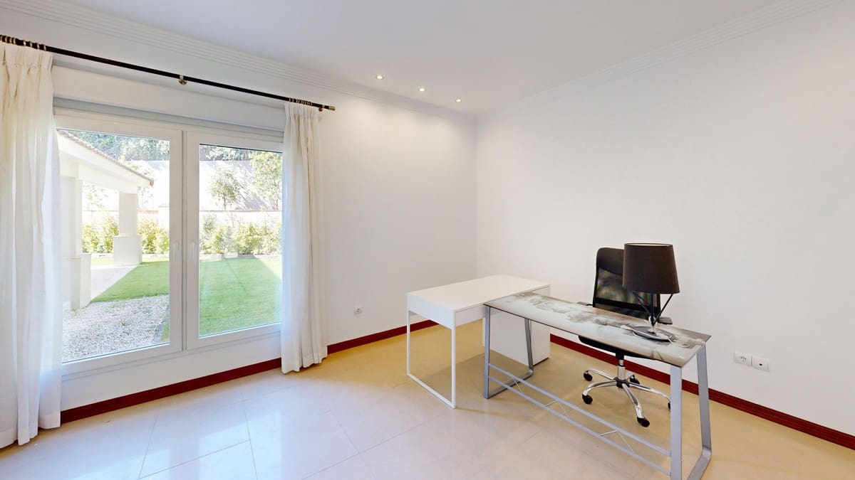 6 Zimmer Villa zu verkaufen in Sotogrande mit Pool - 1.550.000 € (Ref: 9823414)