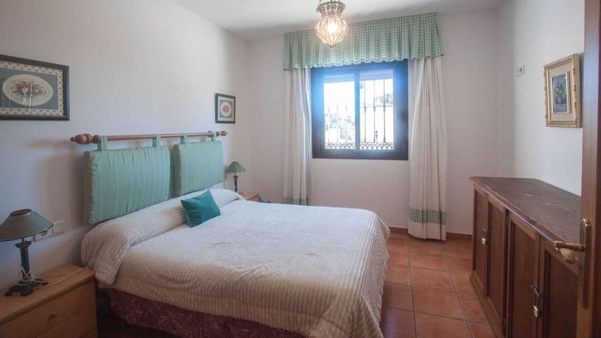 Chalet de 6 habitaciones en Estepona en venta con piscina garaje - 995.000 € (Ref: 9823418)