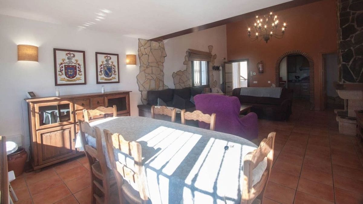 Chalet de 6 habitaciones en Estepona en venta con piscina garaje - 995.000 € (Ref: 9823418)