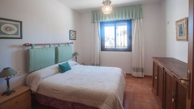 6 slaapkamer Villa te koop in Centro, Estepona met zwembad garage - € 995.000 (Ref: 9823418)