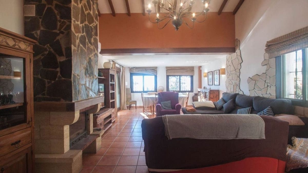 Chalet de 6 habitaciones en Estepona en venta con piscina garaje - 995.000 € (Ref: 9823418)