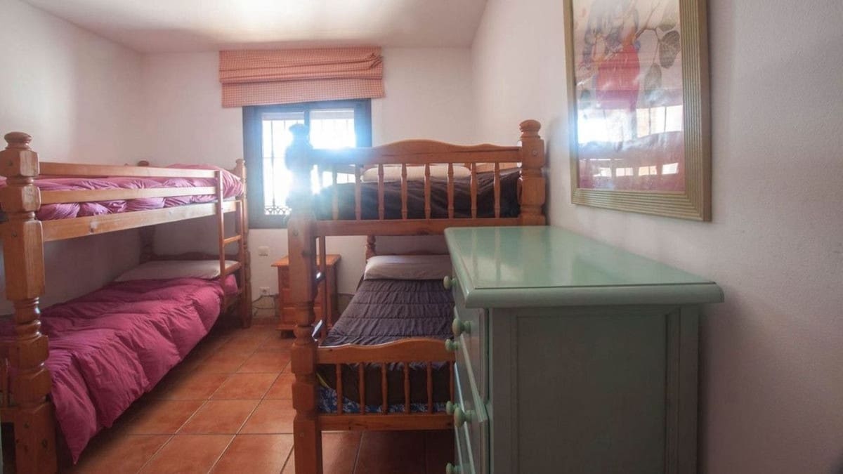 Chalet de 6 habitaciones en Estepona en venta con piscina garaje - 995.000 € (Ref: 9823418)