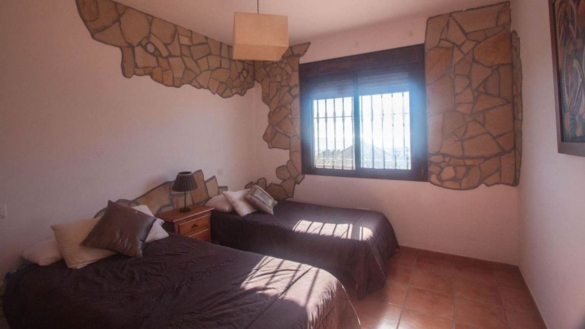 Chalet de 6 habitaciones en Estepona en venta con piscina garaje - 995.000 € (Ref: 9823418)