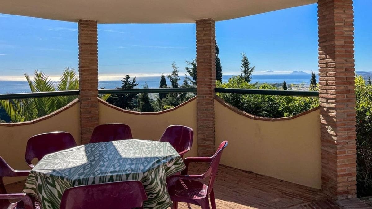 Chalet de 6 habitaciones en Estepona en venta con piscina garaje - 995.000 € (Ref: 9823418)