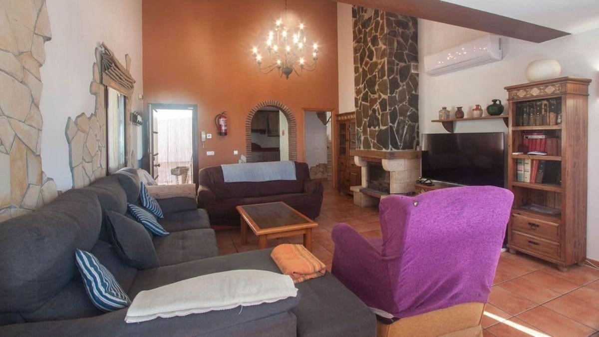 Chalet de 6 habitaciones en Estepona en venta con piscina garaje - 995.000 € (Ref: 9823418)
