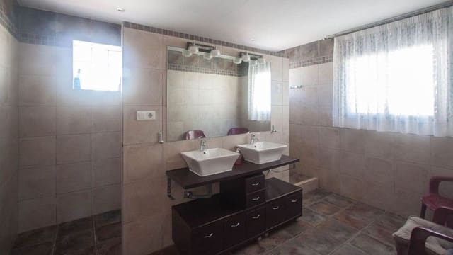 6 slaapkamer Villa te koop in Centro, Estepona met zwembad garage - € 995.000 (Ref: 9823418)
