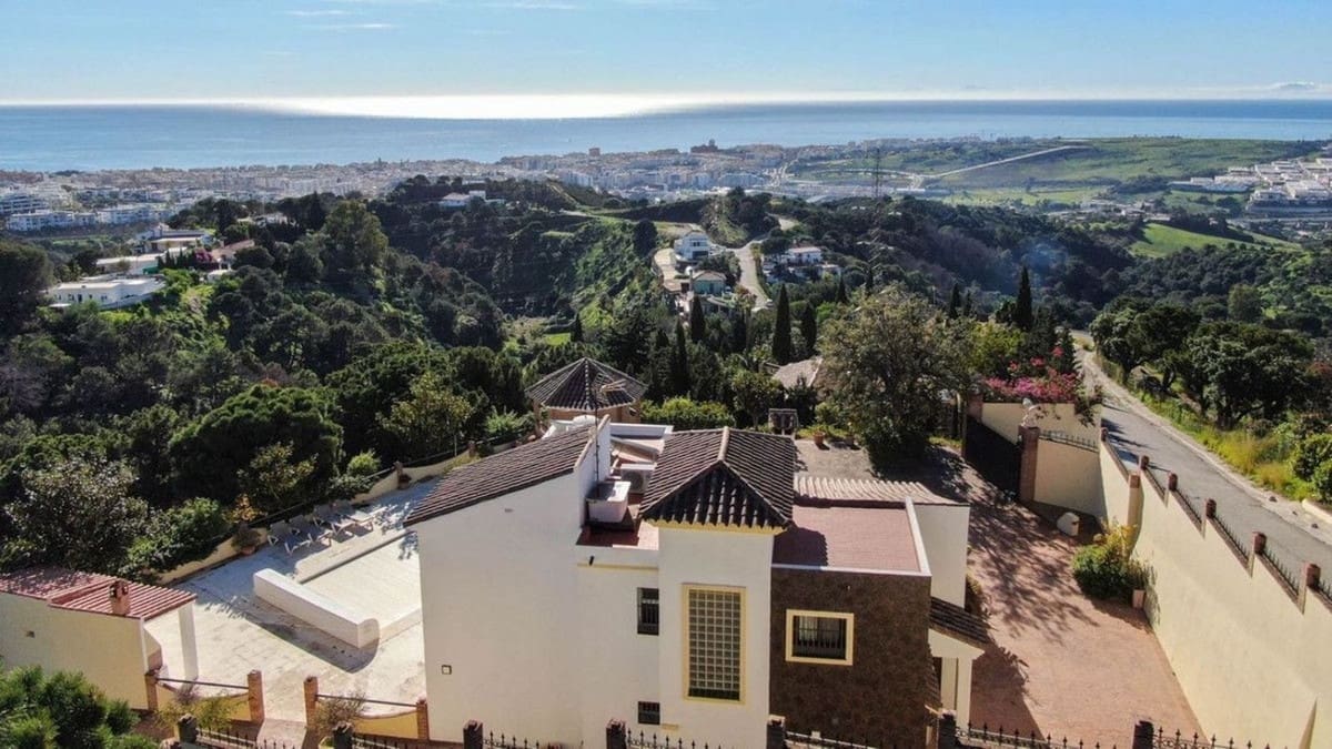Chalet de 6 habitaciones en Estepona en venta con piscina garaje - 995.000 € (Ref: 9823418)