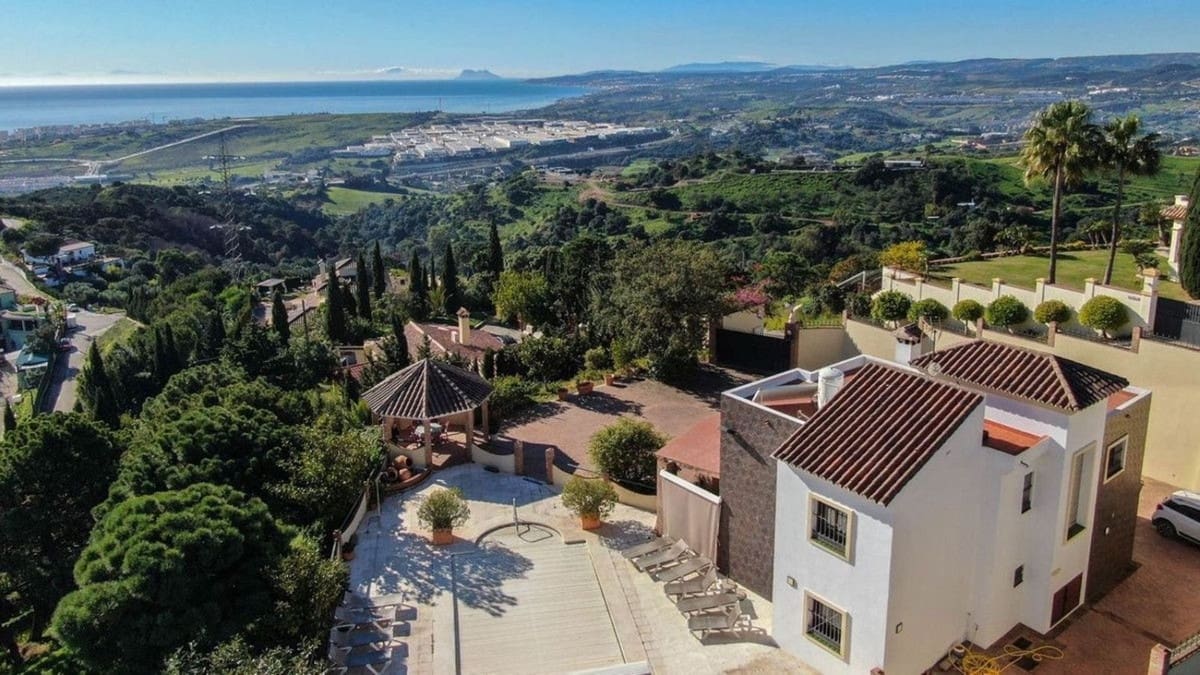 Chalet de 6 habitaciones en Estepona en venta con piscina garaje - 995.000 € (Ref: 9823418)