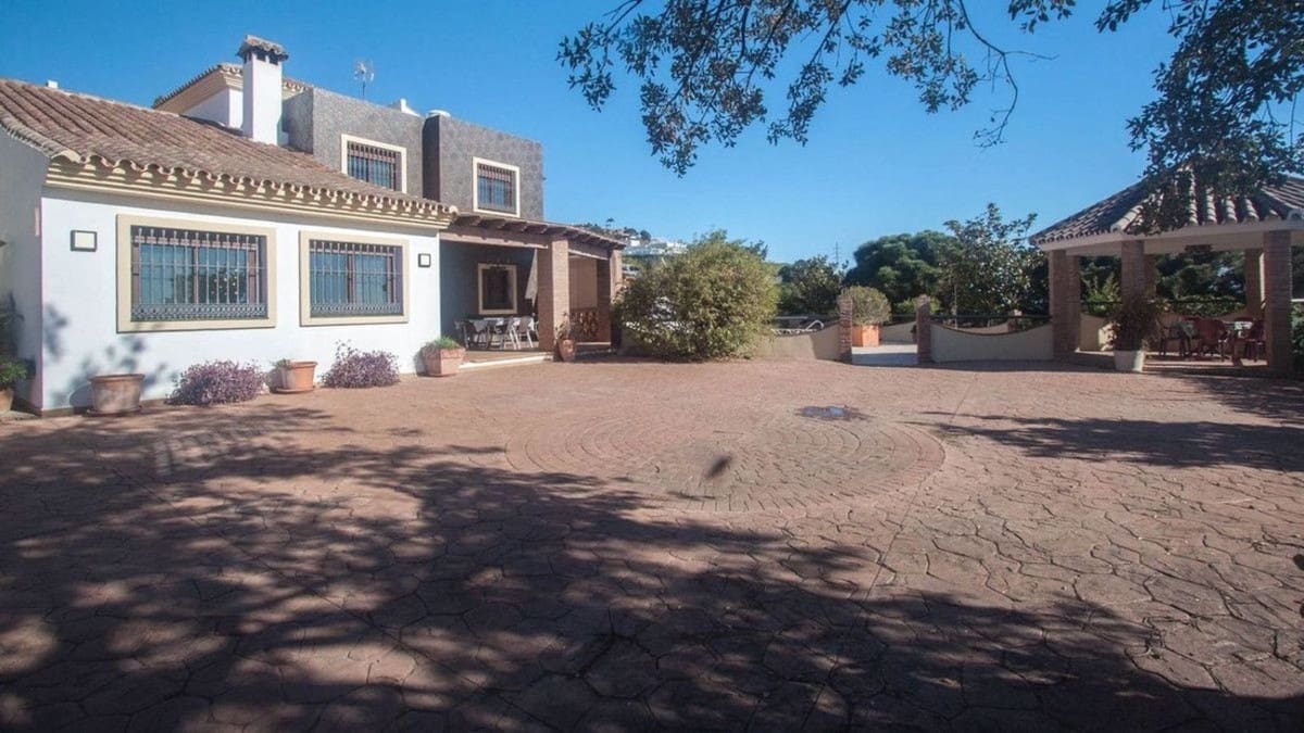 Chalet de 6 habitaciones en Estepona en venta con piscina garaje - 995.000 € (Ref: 9823418)