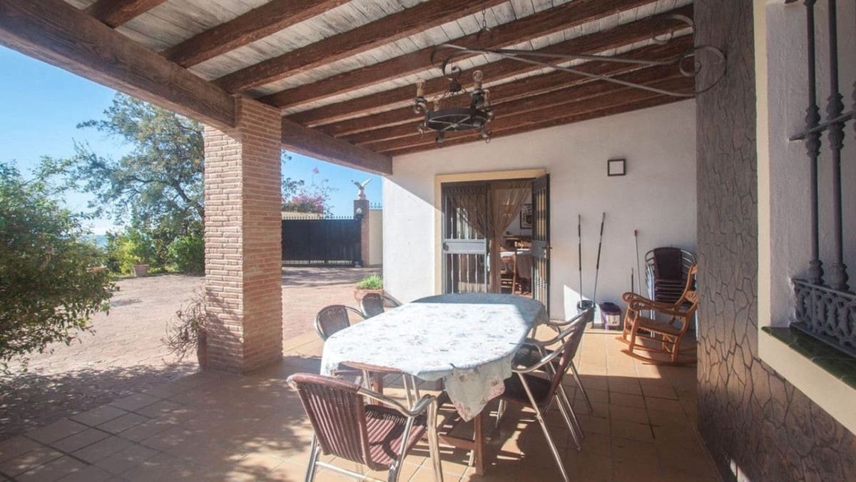 Chalet de 6 habitaciones en Estepona en venta con piscina garaje - 995.000 € (Ref: 9823418)