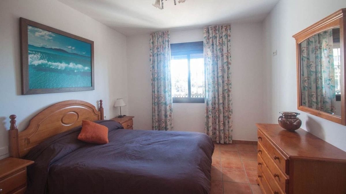 Chalet de 6 habitaciones en Estepona en venta con piscina garaje - 995.000 € (Ref: 9823418)