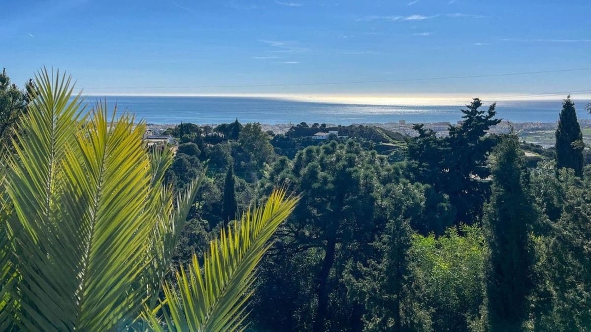 Chalet de 6 habitaciones en Estepona en venta con piscina garaje - 995.000 € (Ref: 9823418)