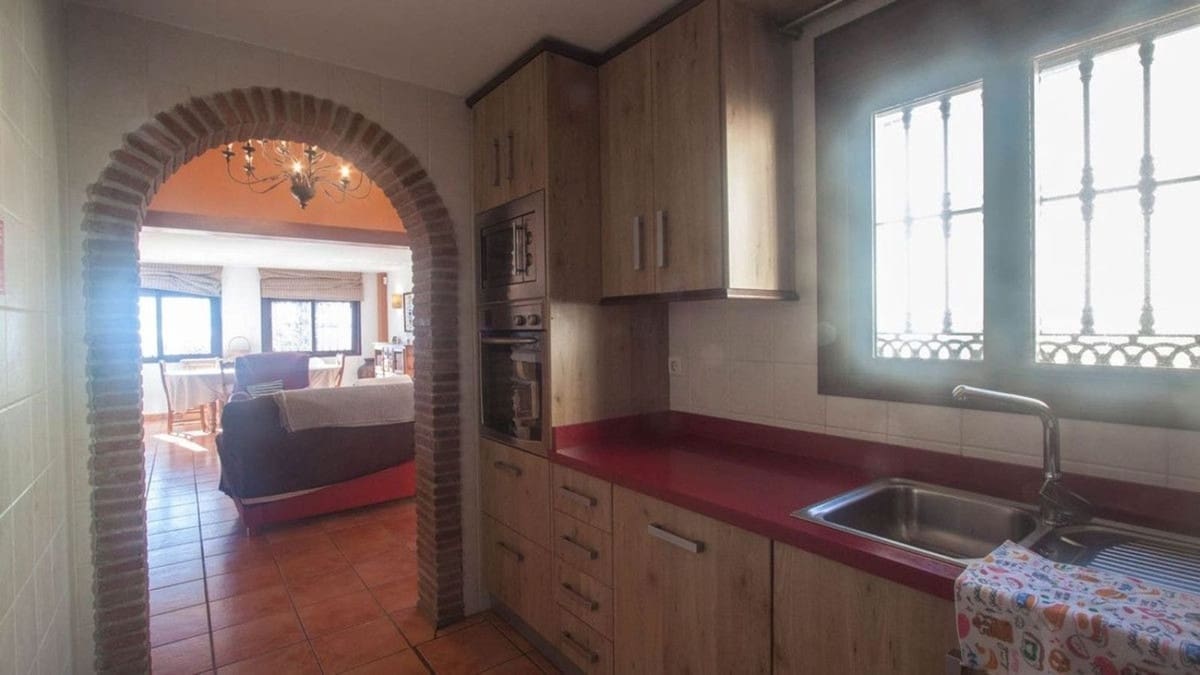 Chalet de 6 habitaciones en Estepona en venta con piscina garaje - 995.000 € (Ref: 9823418)