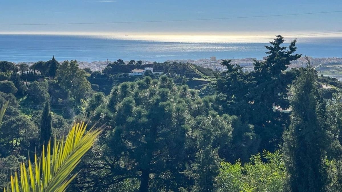 Chalet de 6 habitaciones en Estepona en venta con piscina garaje - 995.000 € (Ref: 9823418)