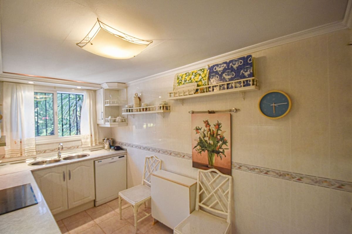 5 bedroom Townhouse for sale in Cabopino with pool - € 943,000 (Ref: 9823420)