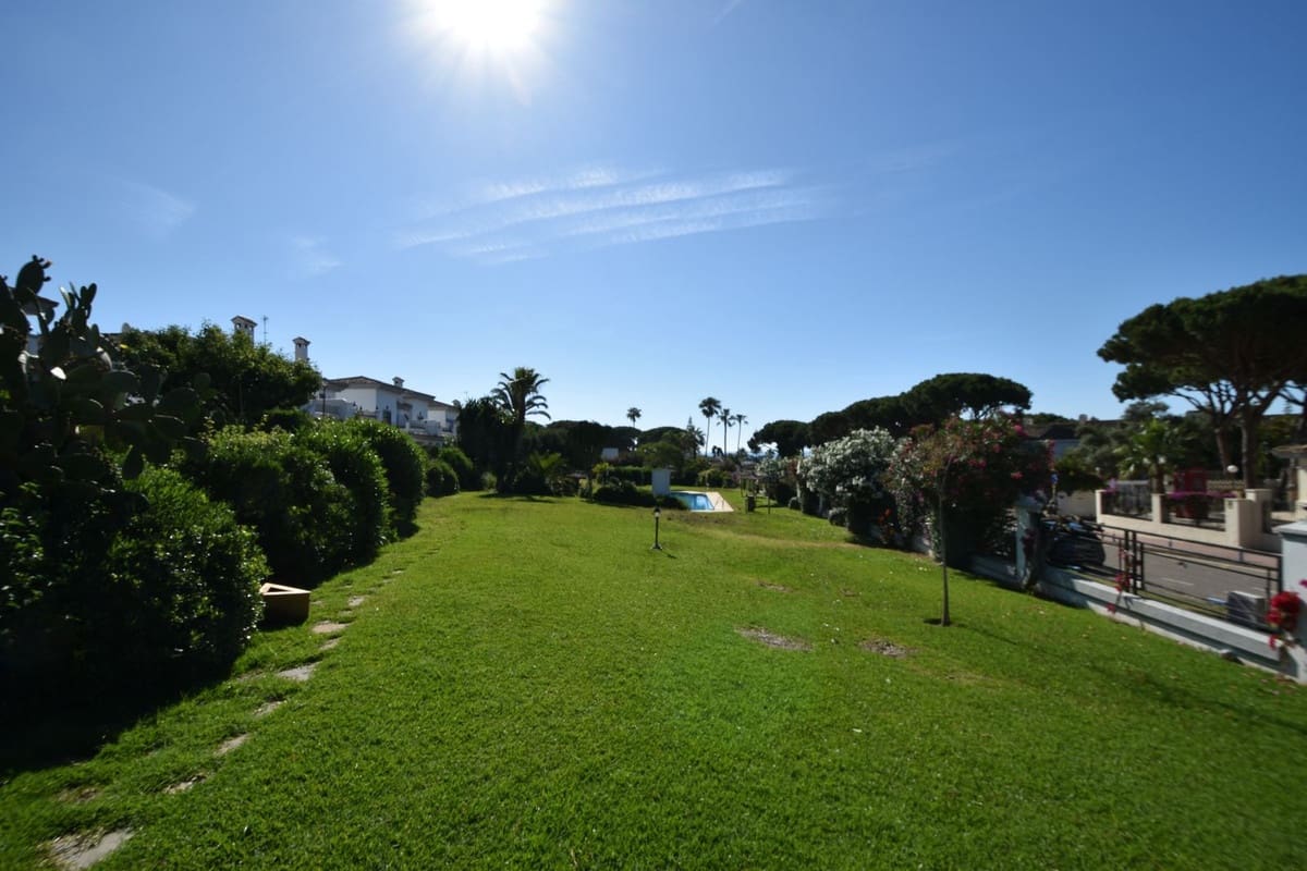 5 bedroom Townhouse for sale in Cabopino with pool - € 943,000 (Ref: 9823420)