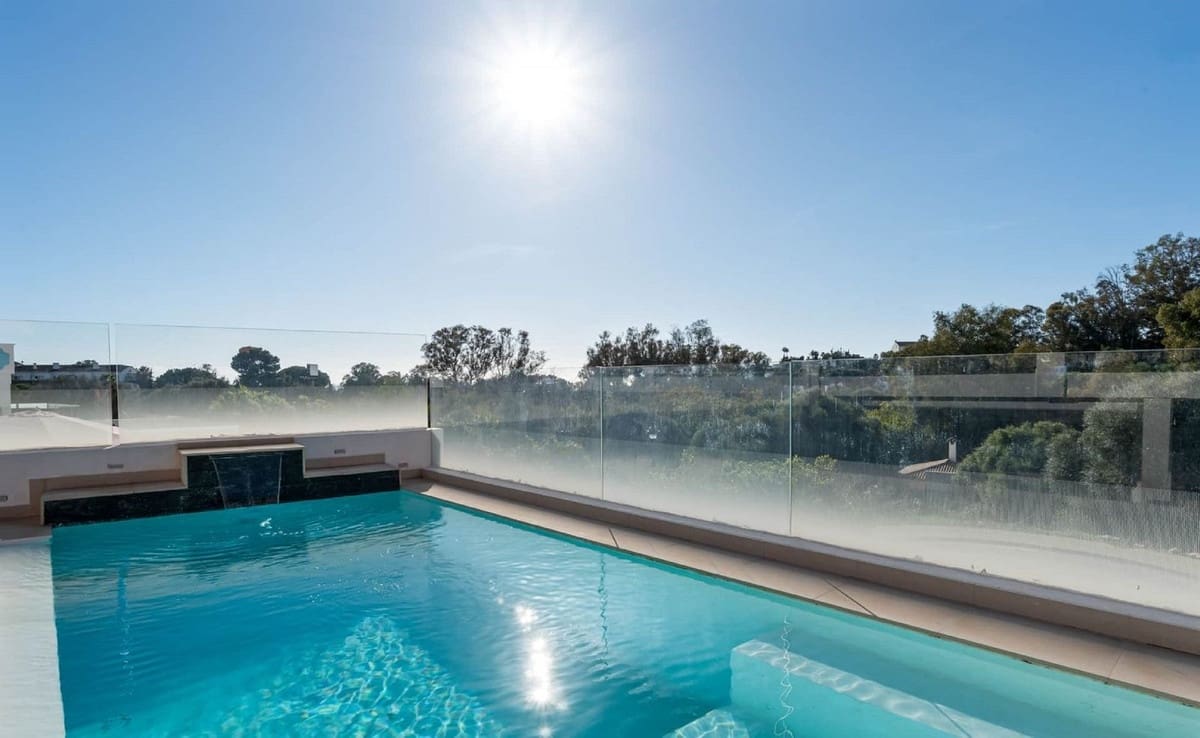 6 soveværelse Semi-Rækkehus til salg i Marbella med swimmingpool garage - € 1.200.000 (Ref: 9823421)