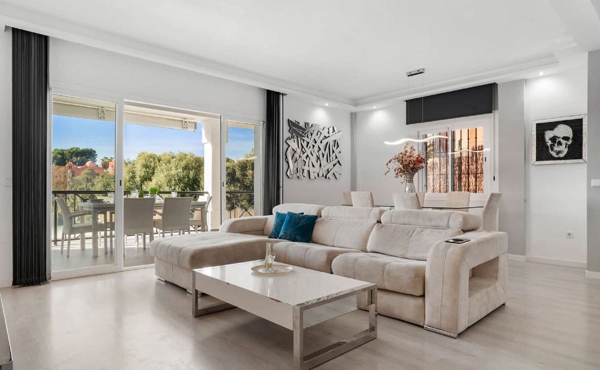 6 soveværelse Semi-Rækkehus til salg i Marbella med swimmingpool garage - € 1.200.000 (Ref: 9823421)
