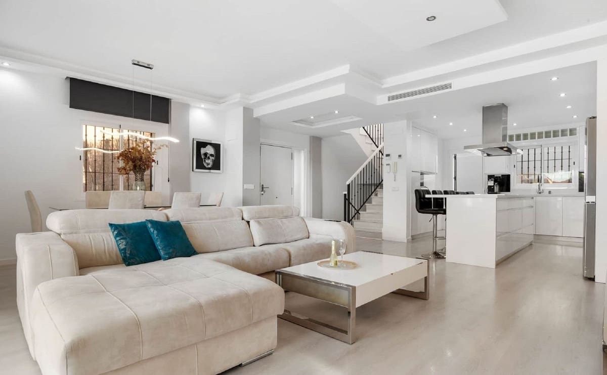6 soveværelse Semi-Rækkehus til salg i Marbella med swimmingpool garage - € 1.200.000 (Ref: 9823421)