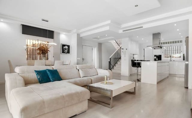 6 sovrum Semi-fristående Villa till salu i Marbella med pool garage - 1 200 000 € (Ref: 9823421)