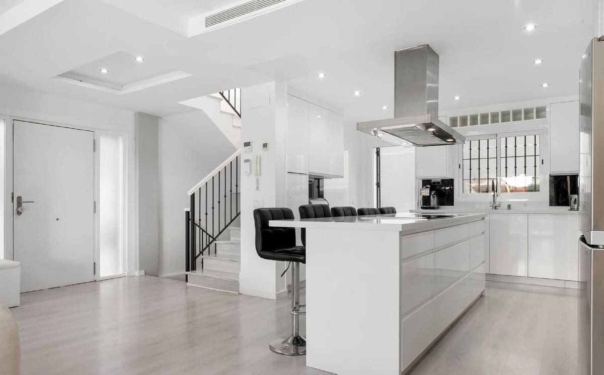6 soveværelse Semi-Rækkehus til salg i Marbella med swimmingpool garage - € 1.200.000 (Ref: 9823421)