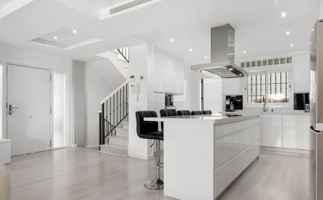 6 sovrum Semi-fristående Villa till salu i Marbella med pool garage - 1 200 000 € (Ref: 9823421)