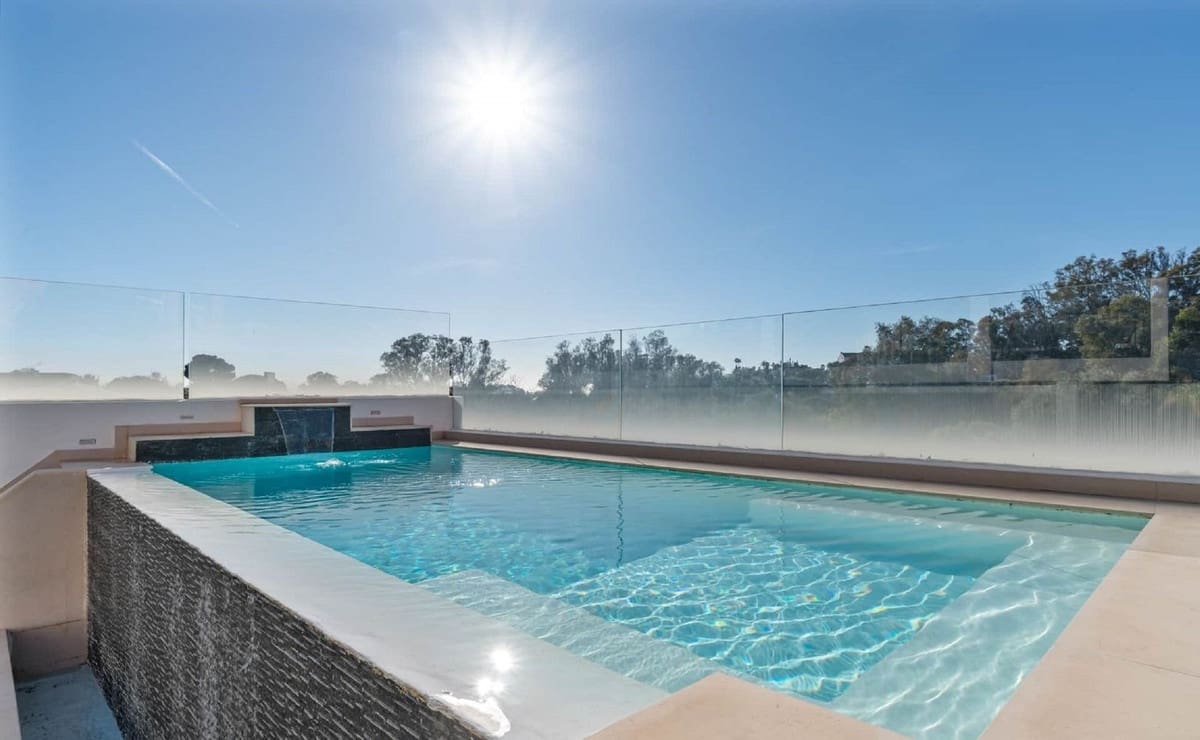 6 soveværelse Semi-Rækkehus til salg i Marbella med swimmingpool garage - € 1.200.000 (Ref: 9823421)