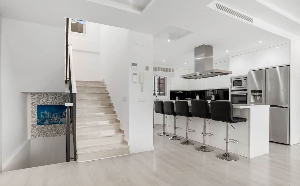 6 soveværelse Semi-Rækkehus til salg i Marbella med swimmingpool garage - € 1.200.000 (Ref: 9823421)