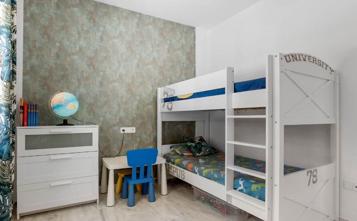 6 soveværelse Semi-Rækkehus til salg i Marbella med swimmingpool garage - € 1.200.000 (Ref: 9823421)