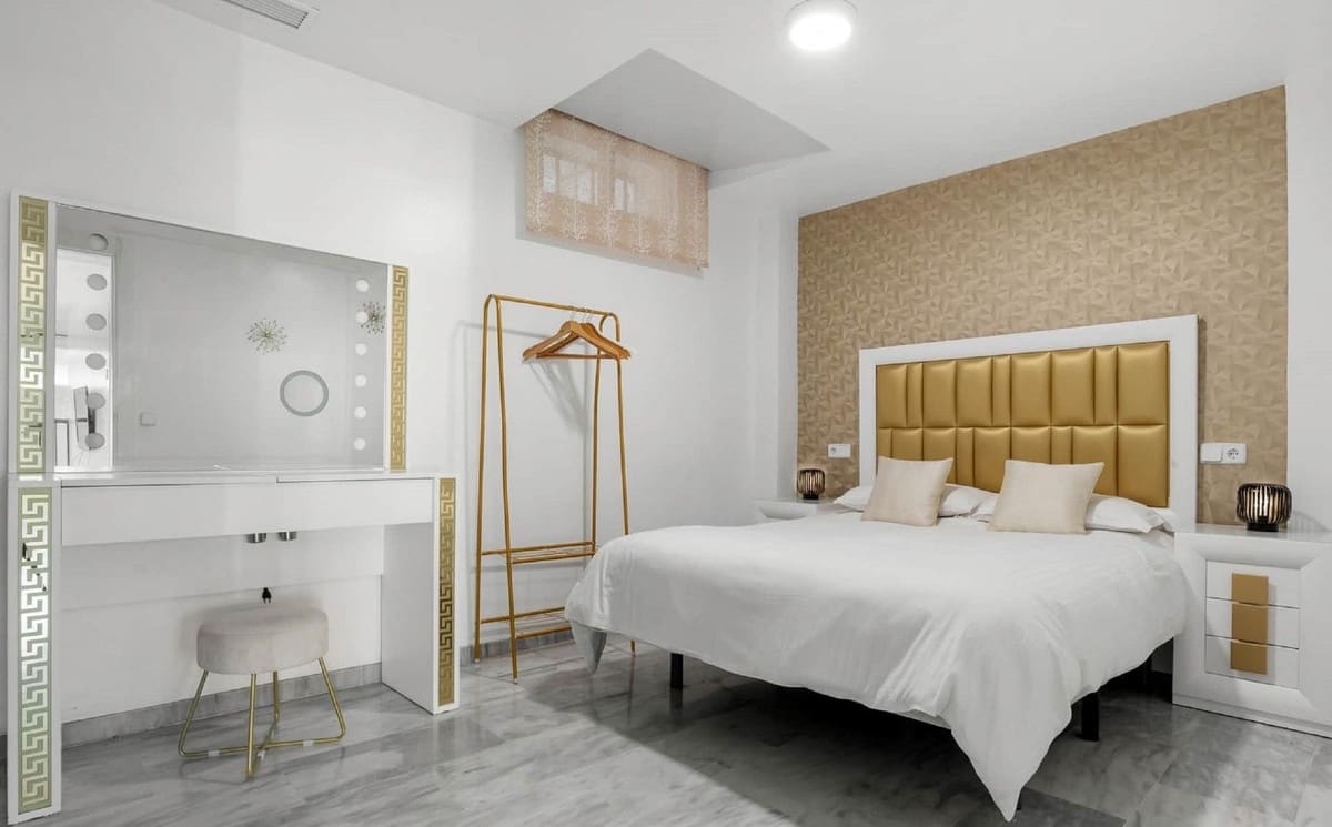 6 soveværelse Semi-Rækkehus til salg i Marbella med swimmingpool garage - € 1.200.000 (Ref: 9823421)