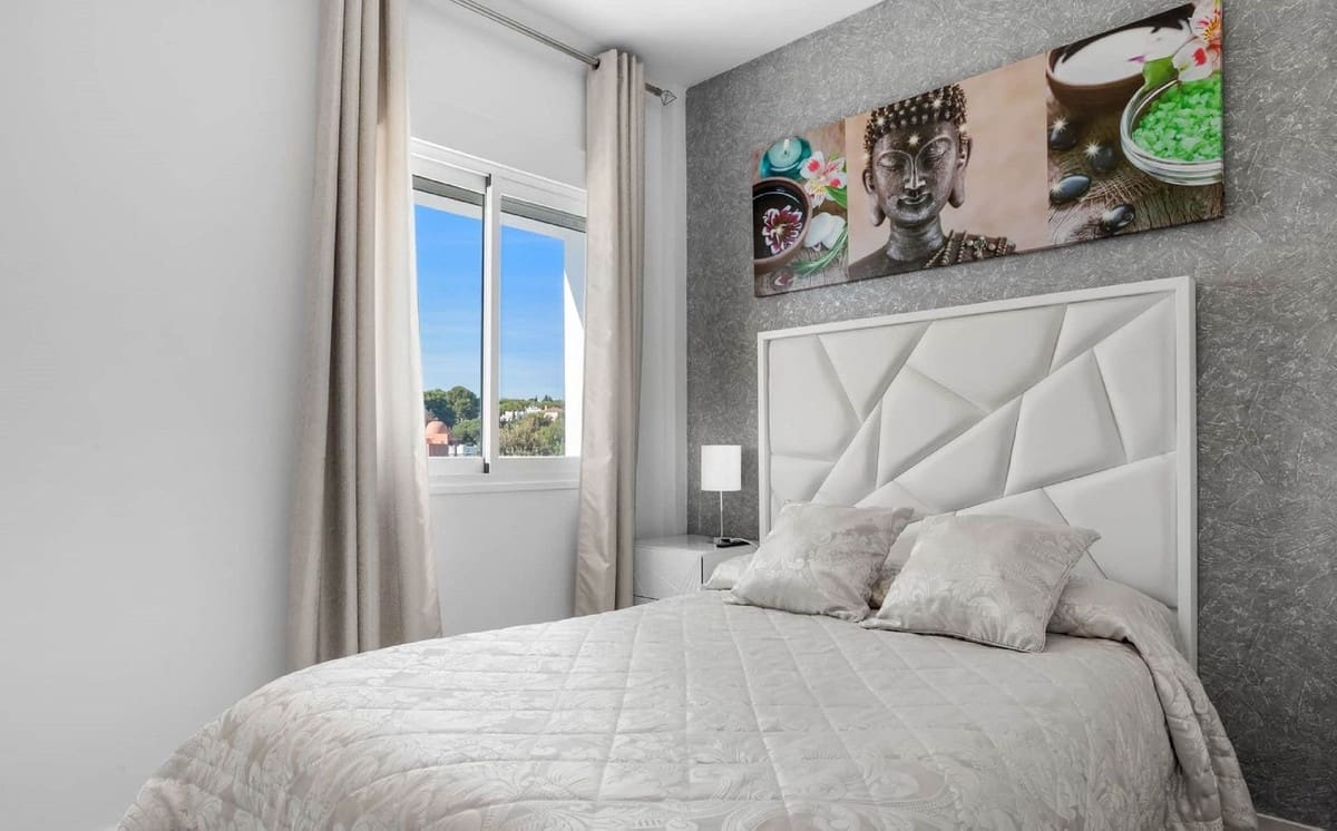 6 soveværelse Semi-Rækkehus til salg i Marbella med swimmingpool garage - € 1.200.000 (Ref: 9823421)