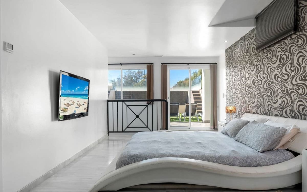 6 soveværelse Semi-Rækkehus til salg i Marbella med swimmingpool garage - € 1.200.000 (Ref: 9823421)