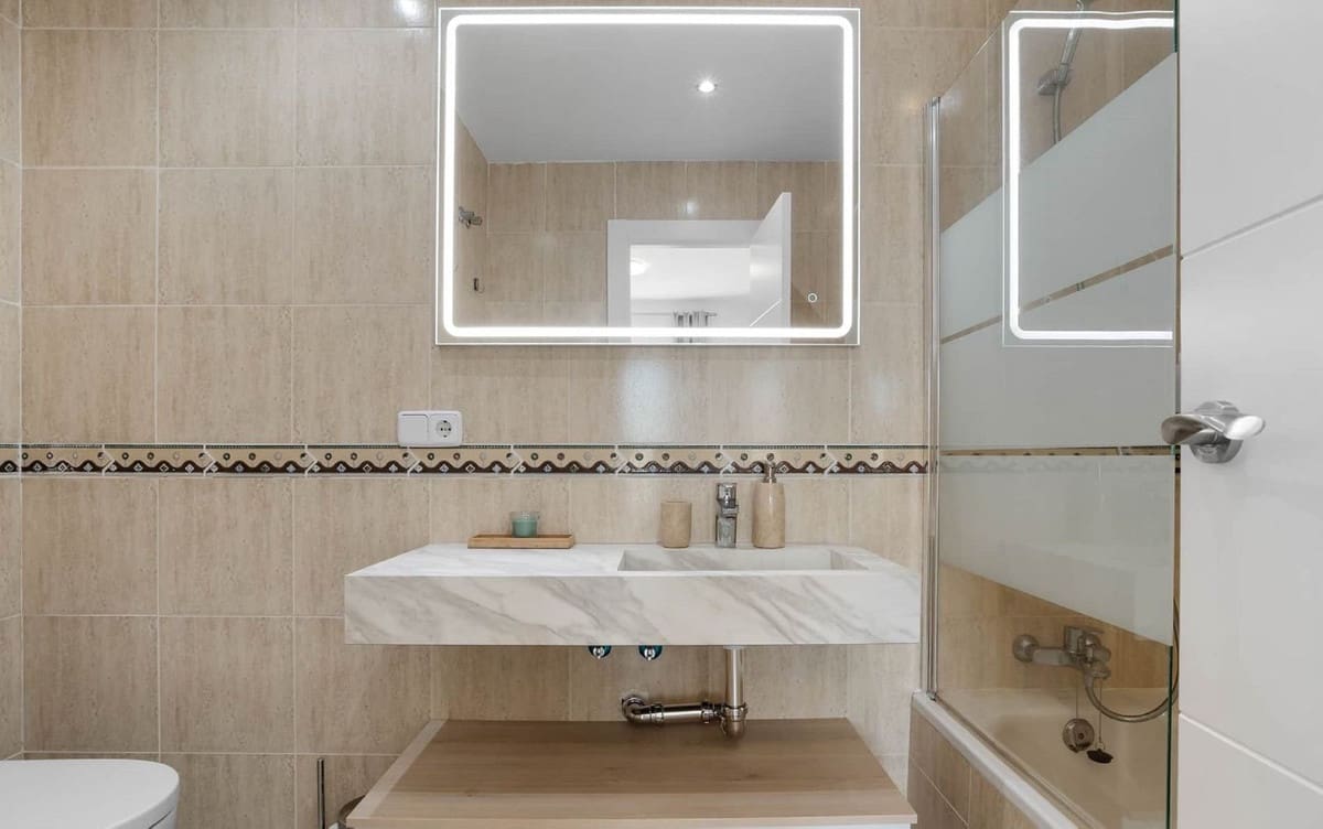 6 soveværelse Semi-Rækkehus til salg i Marbella med swimmingpool garage - € 1.200.000 (Ref: 9823421)