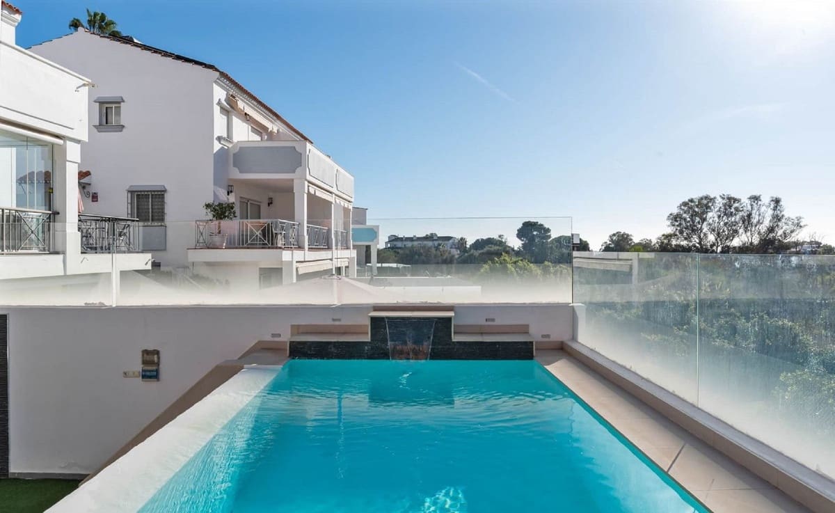 6 soveværelse Semi-Rækkehus til salg i Marbella med swimmingpool garage - € 1.200.000 (Ref: 9823421)