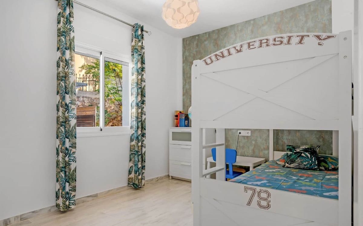 6 soveværelse Semi-Rækkehus til salg i Marbella med swimmingpool garage - € 1.200.000 (Ref: 9823421)