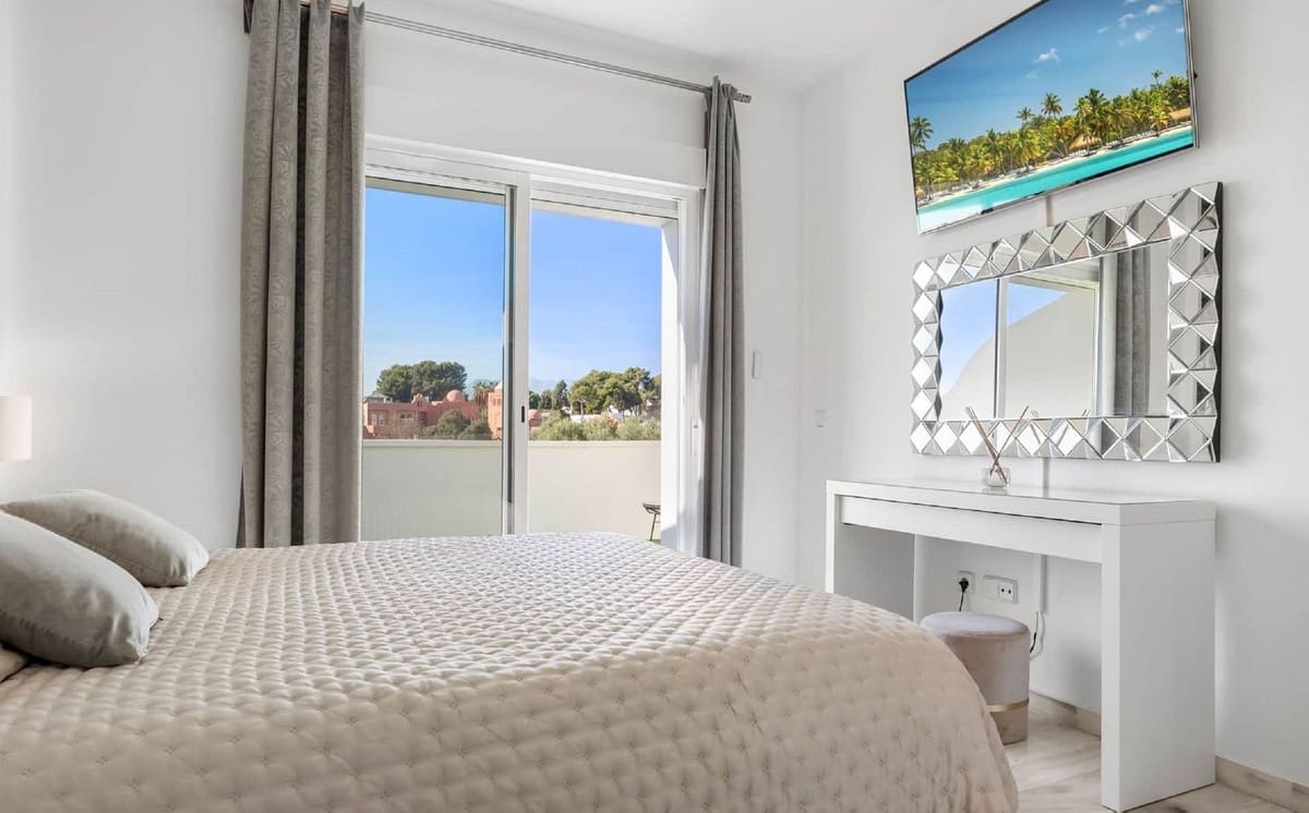 6 soveværelse Semi-Rækkehus til salg i Marbella med swimmingpool garage - € 1.200.000 (Ref: 9823421)