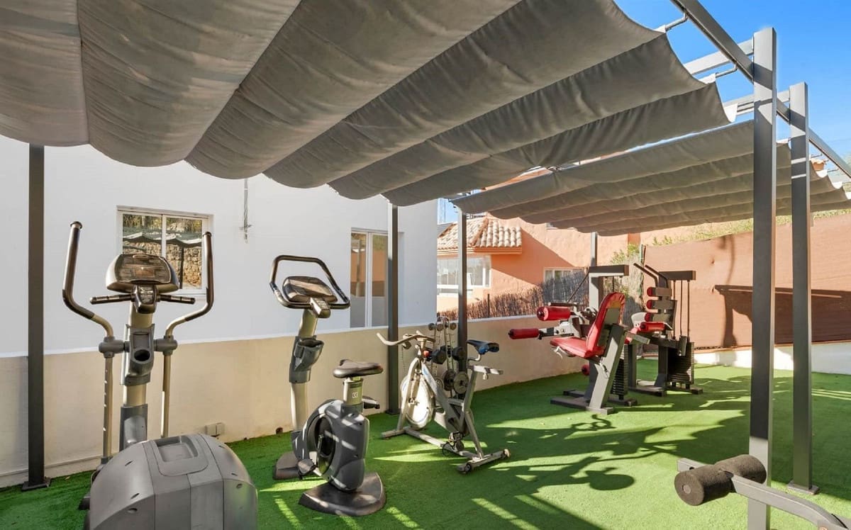 6 soveværelse Semi-Rækkehus til salg i Marbella med swimmingpool garage - € 1.200.000 (Ref: 9823421)