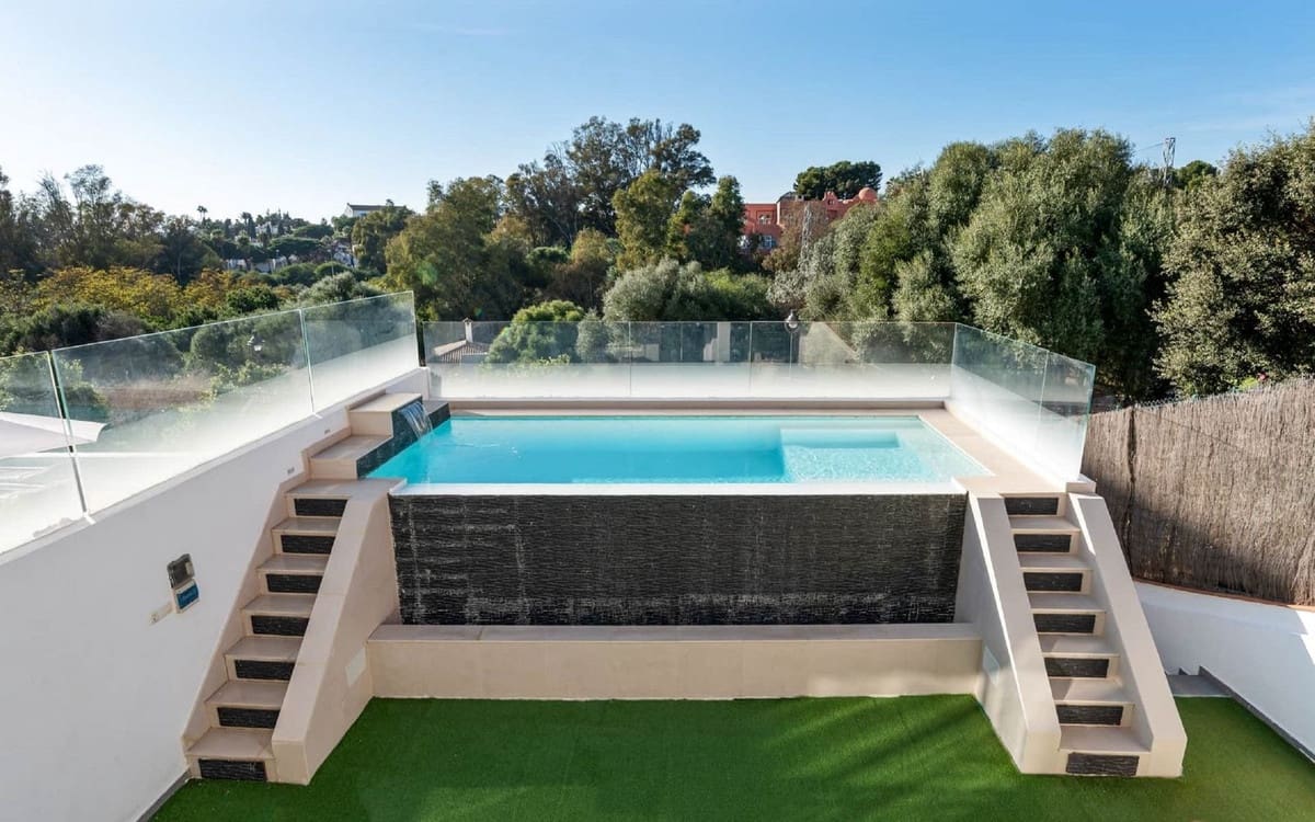 6 soveværelse Semi-Rækkehus til salg i Marbella med swimmingpool garage - € 1.200.000 (Ref: 9823421)