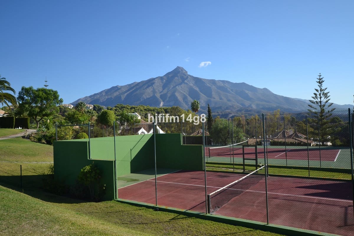 3 slaapkamer Huis te koop in Nueva Andalucia met zwembad - € 995.000 (Ref: 9823422)