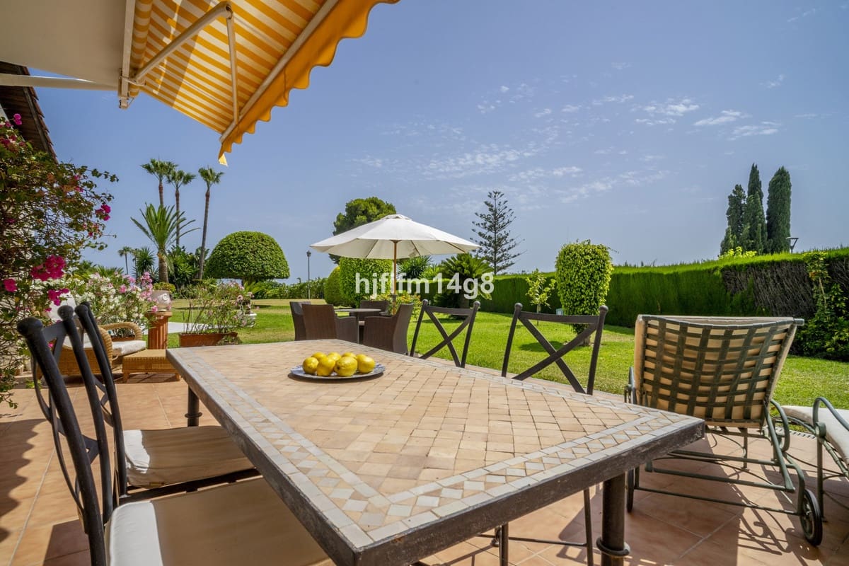 3 slaapkamer Huis te koop in Nueva Andalucia met zwembad - € 995.000 (Ref: 9823422)
