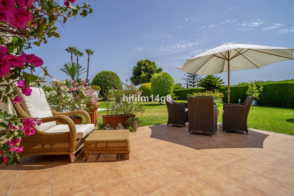 3 slaapkamer Huis te koop in Nueva Andalucia met zwembad - € 995.000 (Ref: 9823422)