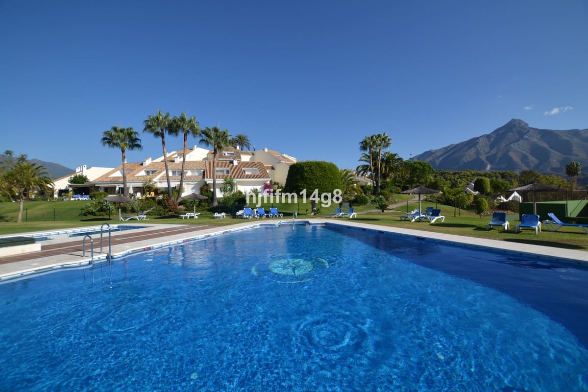 3 slaapkamer Huis te koop in Nueva Andalucia met zwembad - € 995.000 (Ref: 9823422)
