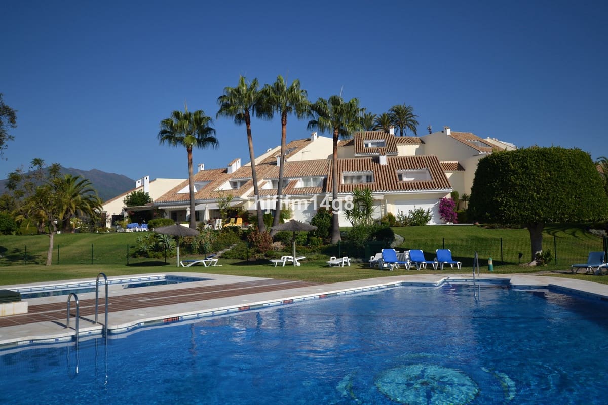 3 slaapkamer Huis te koop in Nueva Andalucia met zwembad - € 995.000 (Ref: 9823422)