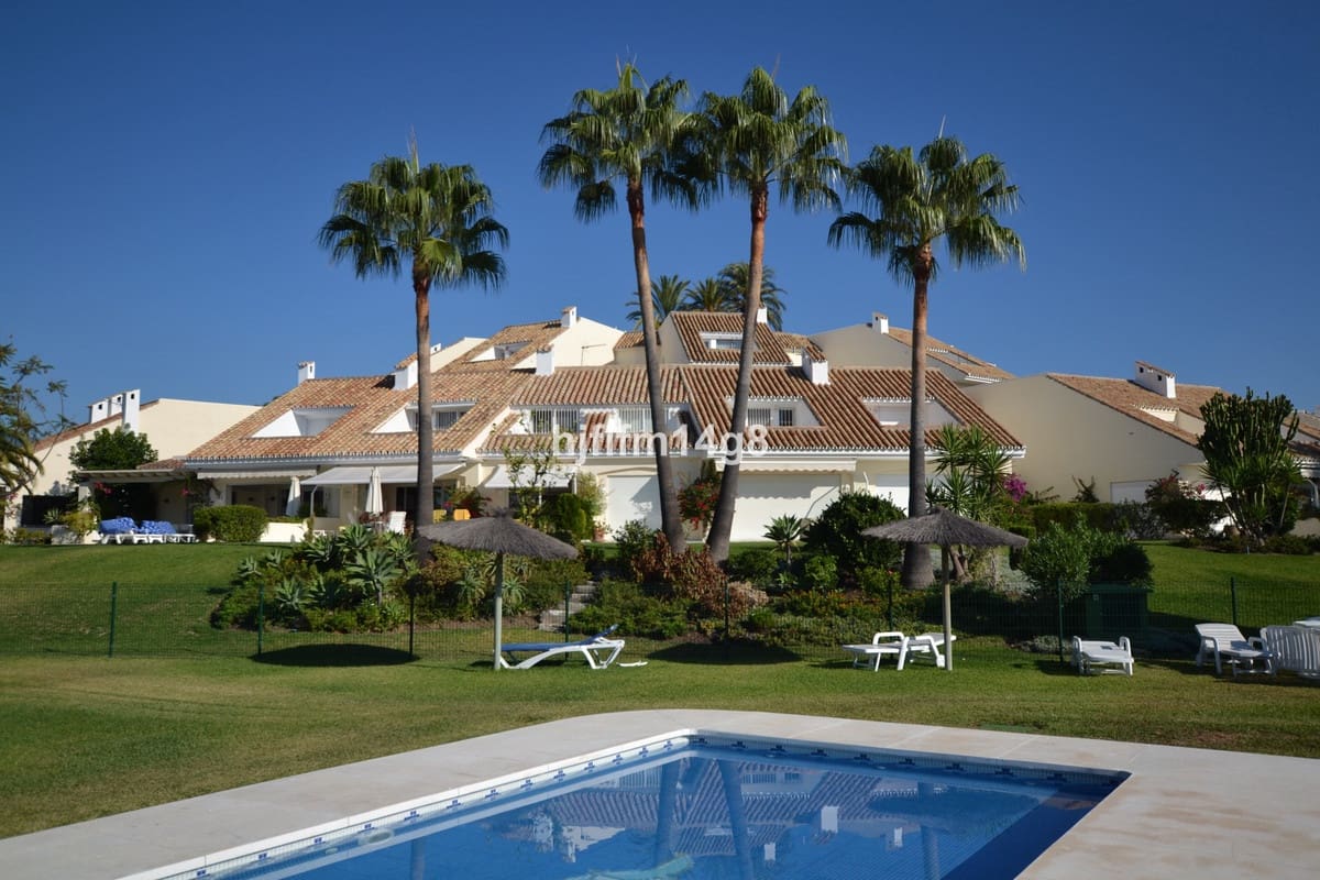 3 slaapkamer Huis te koop in Nueva Andalucia met zwembad - € 995.000 (Ref: 9823422)