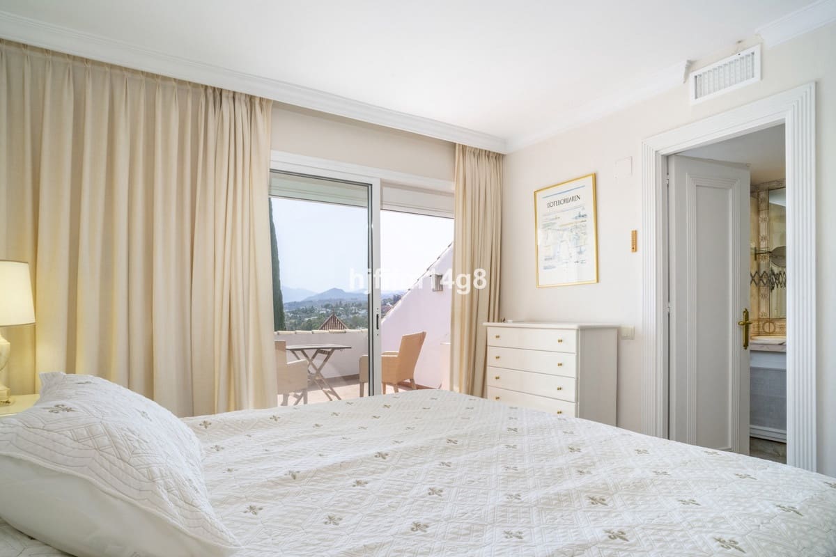 3 slaapkamer Huis te koop in Nueva Andalucia met zwembad - € 995.000 (Ref: 9823422)