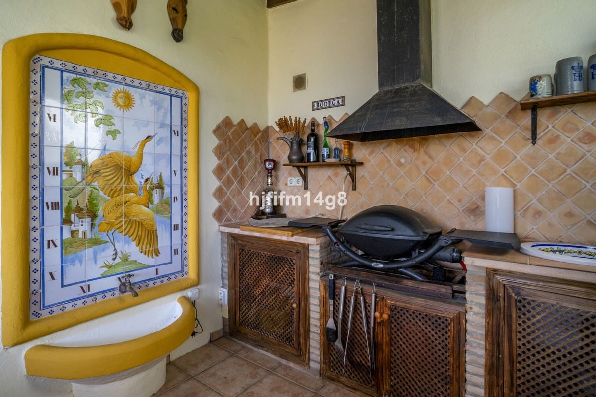 3 slaapkamer Huis te koop in Nueva Andalucia met zwembad - € 995.000 (Ref: 9823422)