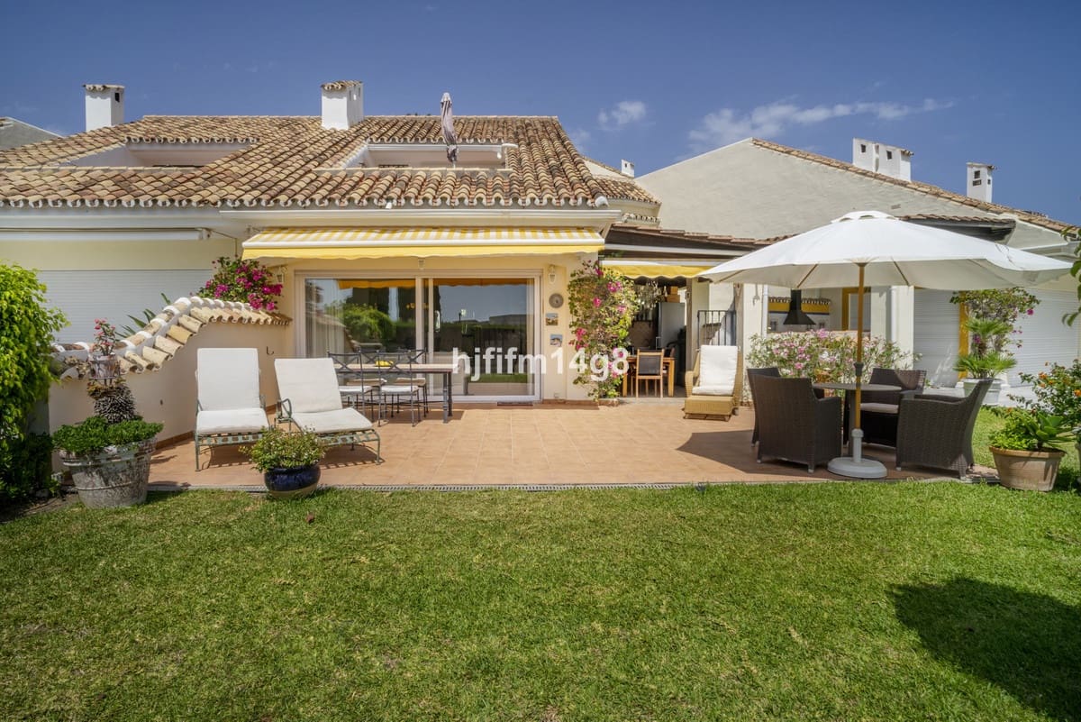 3 slaapkamer Huis te koop in Nueva Andalucia met zwembad - € 995.000 (Ref: 9823422)